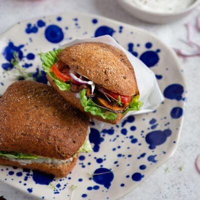 Vegane Sandwiches mit gebratenen Auberginen und Knoblauchsauce