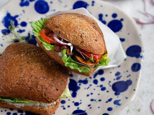 Vegane Sandwiches mit gebratenen Auberginen und Knoblauchsauce