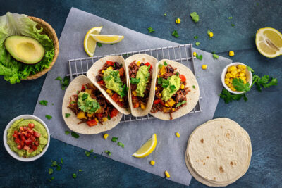Vegane Tacos mit pflanzlichem Hack, Guacamole & Gemüse
