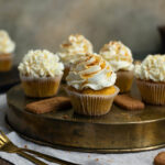 Videotutorial: Kürbis-Cupcakes mit Frischkäse-Frosting auf goldenem Tablett
