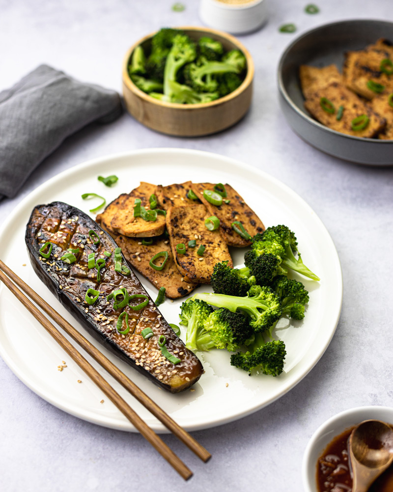 Miso Auberginen auf Teller mit Brokkoli und Tofu